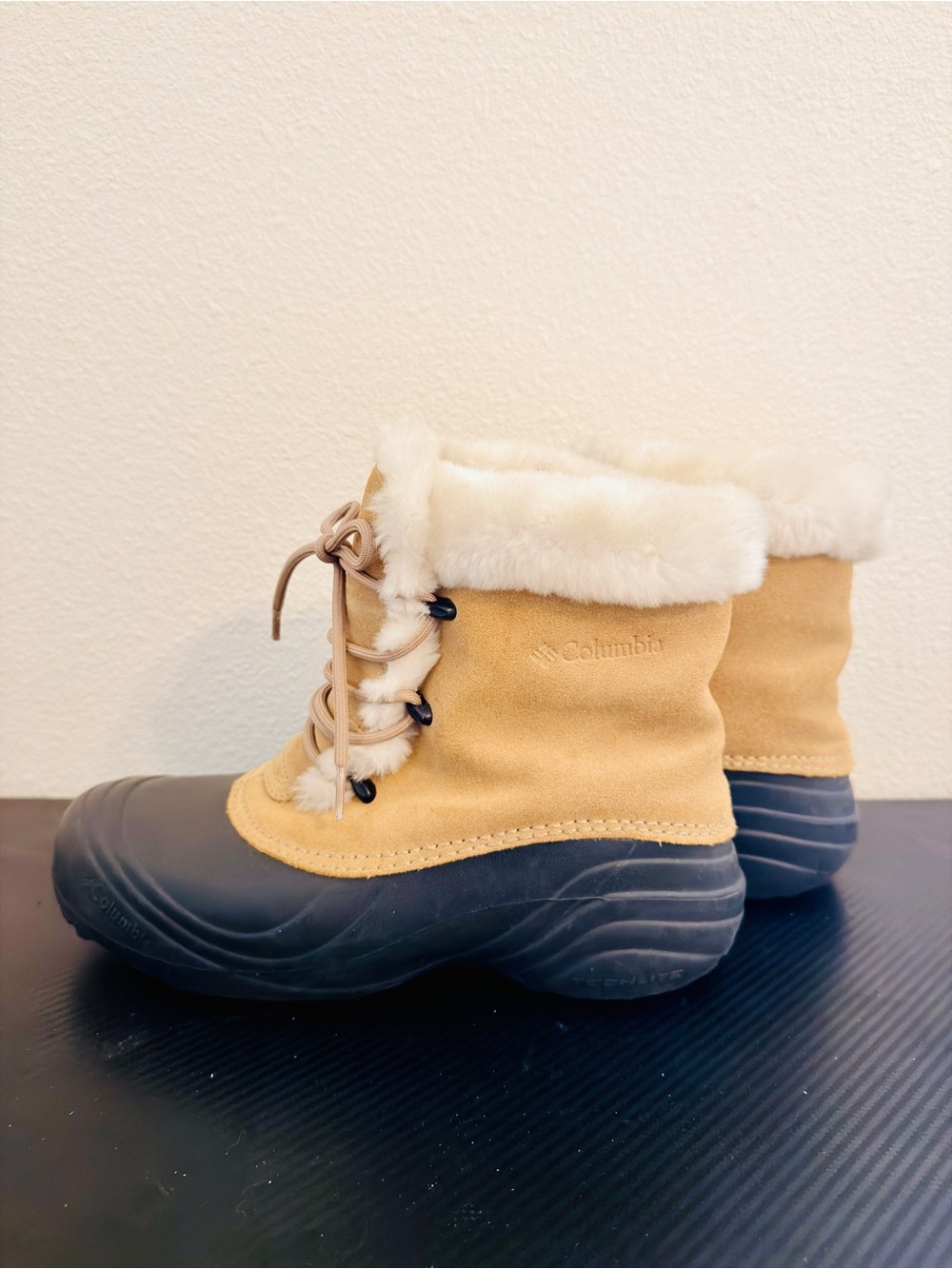 Columbia Women’s Tan and Black Faux-Fur Lined Snow Boots Size 10